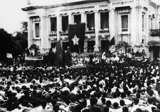 Sáng 19/8/1945, hàng chục vạn người dân ở Hà Nội và các tỉnh lân cận theo các ngả đường kéo về quảng trường Nhà hát lớn Hà Nội dự cuộc mít tinh lớn chưa từng có của quần chúng cách mạng, hưởng ứng cuộc Tổng khởi nghĩa giành chính quyền. (Ảnh: TTXVN)